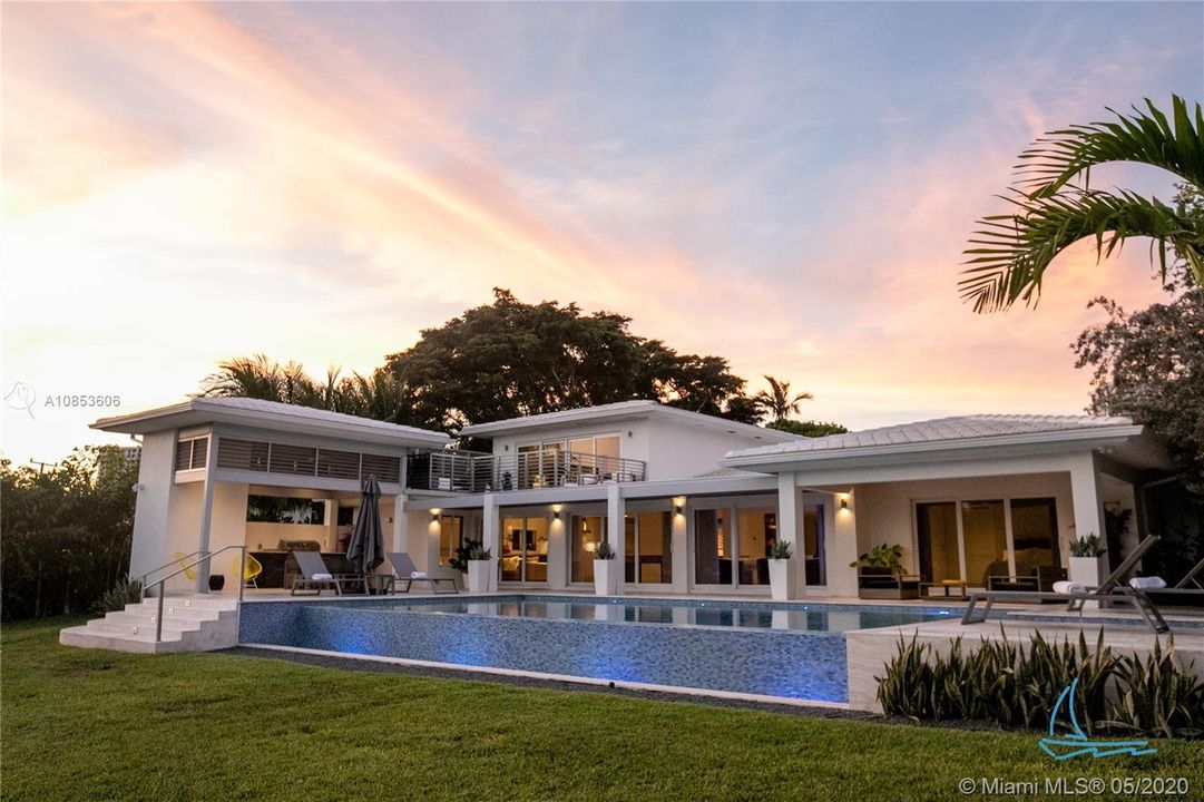 Recently Sold: $3,500,000 (4 beds, 4 baths, 3980 Square Feet)