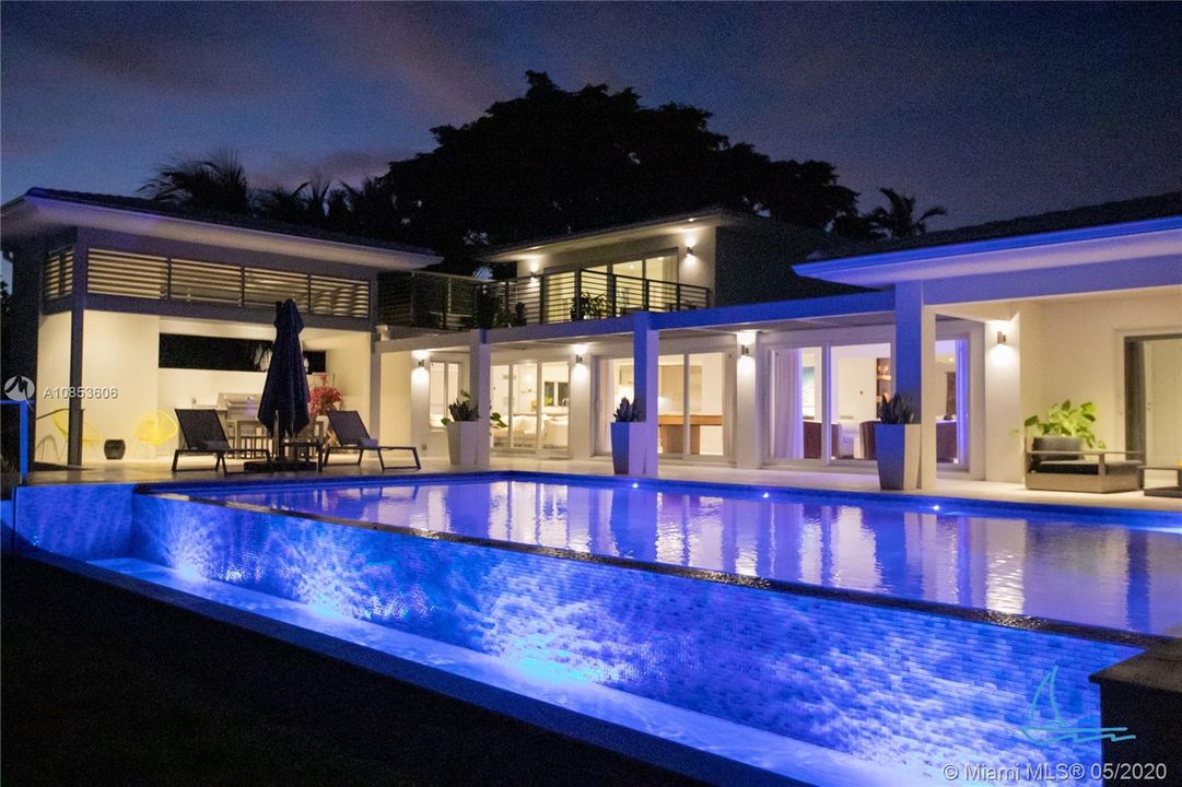 Recently Sold: $3,500,000 (4 beds, 4 baths, 3980 Square Feet)