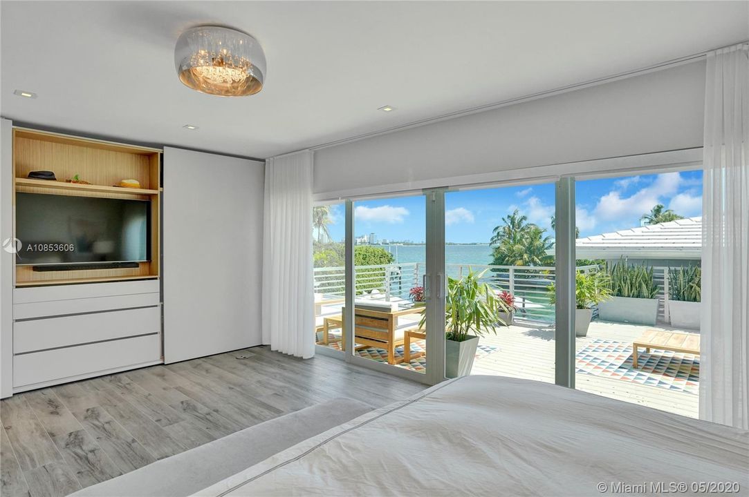 Recently Sold: $3,500,000 (4 beds, 4 baths, 3980 Square Feet)