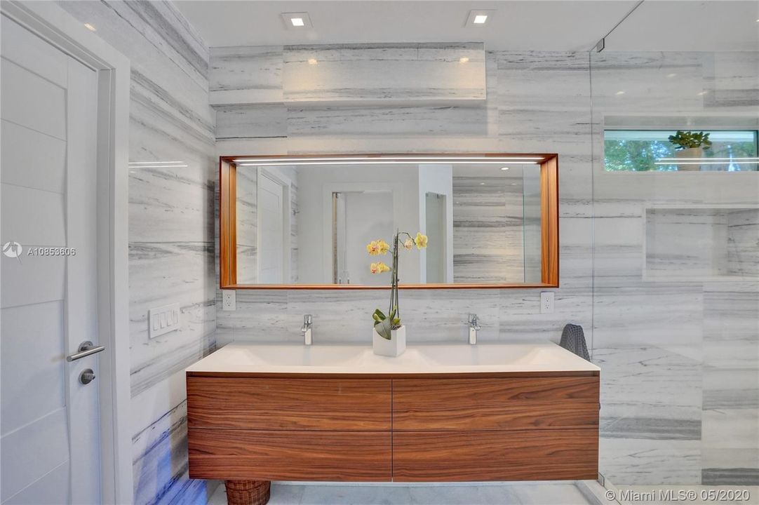 Recently Sold: $3,500,000 (4 beds, 4 baths, 3980 Square Feet)