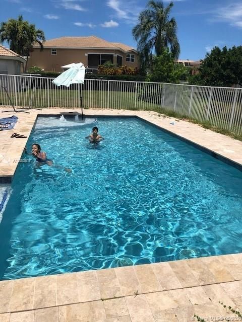 Vendido Recientemente: $344,900 (3 camas, 2 baños, 1782 Pies cuadrados)