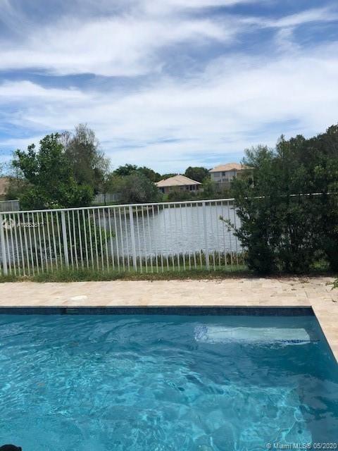 Vendido Recientemente: $344,900 (3 camas, 2 baños, 1782 Pies cuadrados)
