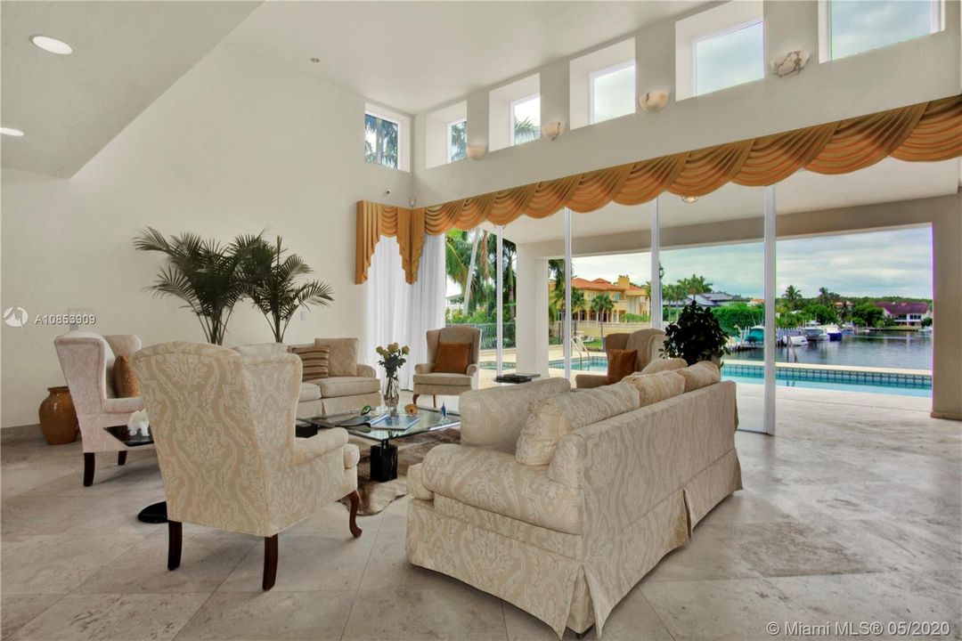 Invite Friends and have a Relaxing Chat Enjoying a Beautiful View!