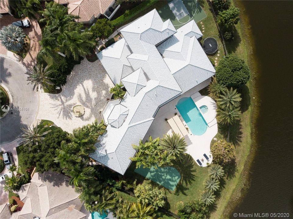 Recently Sold: $2,650,000 (8 beds, 7 baths, 7636 Square Feet)