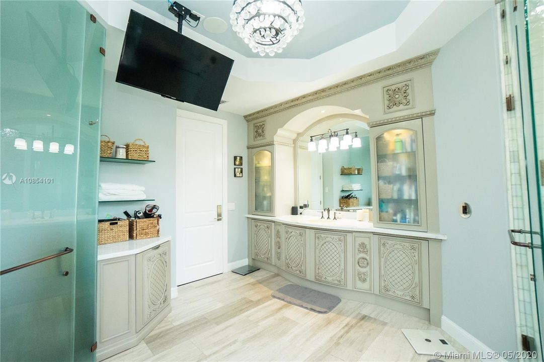 Recently Sold: $2,650,000 (8 beds, 7 baths, 7636 Square Feet)
