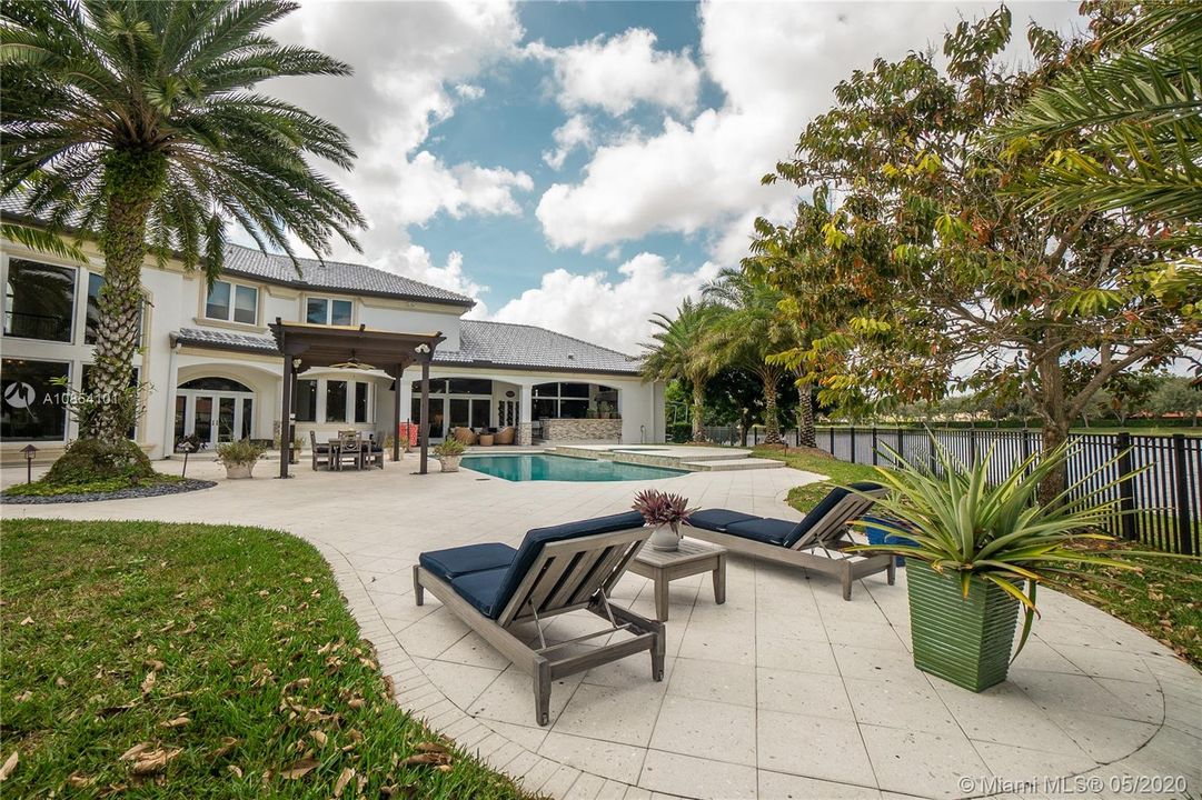 Recently Sold: $2,650,000 (8 beds, 7 baths, 7636 Square Feet)