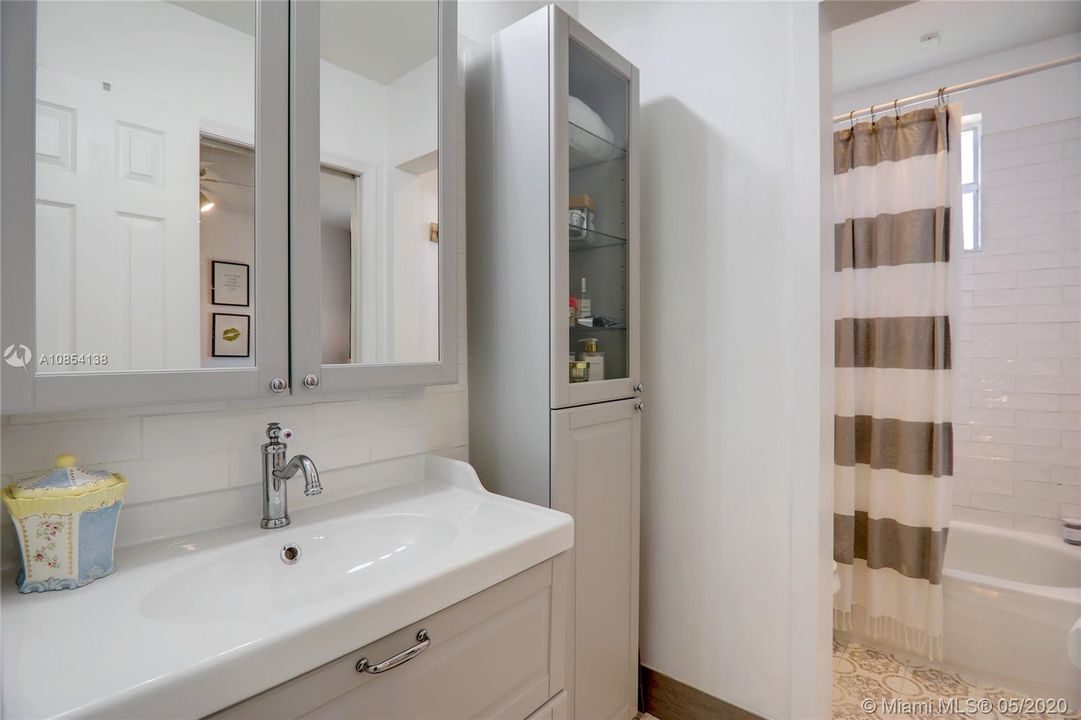Недавно продано: $559,999 (4 спален, 2 ванн, 2816 Квадратных фут)