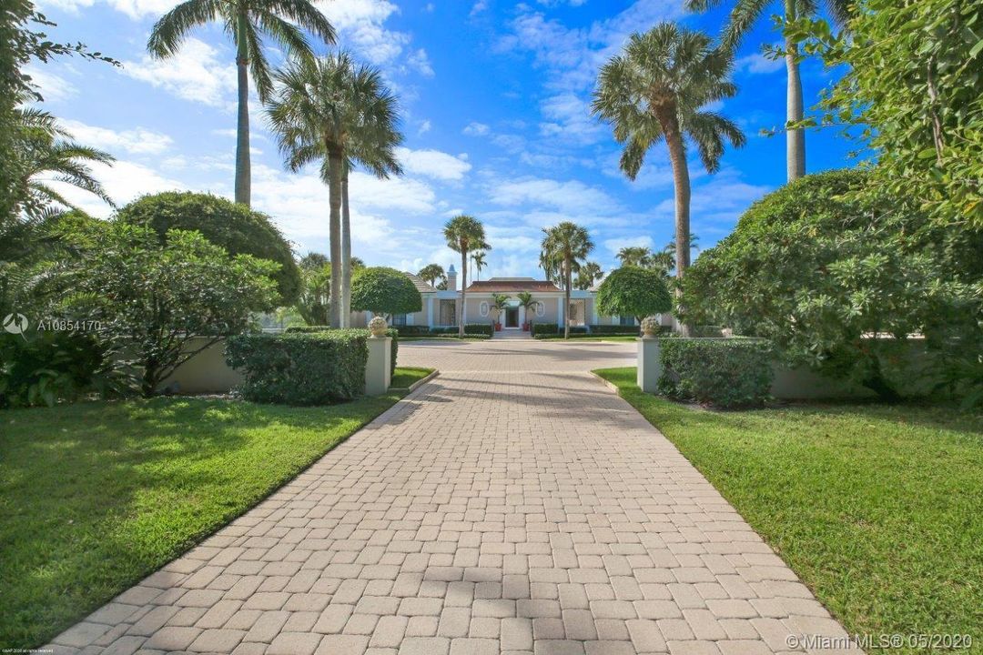 Recently Sold: $5,900,000 (4 beds, 4 baths, 5370 Square Feet)