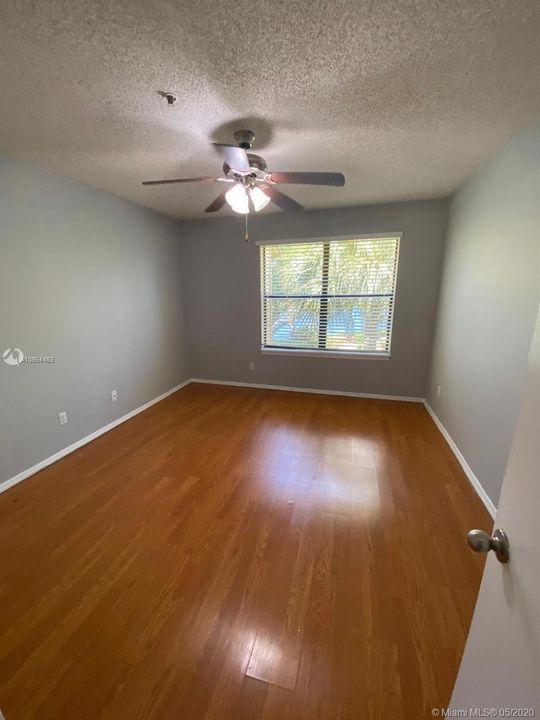 Recently Sold: $120,000 (2 beds, 1 baths, 887 Square Feet)