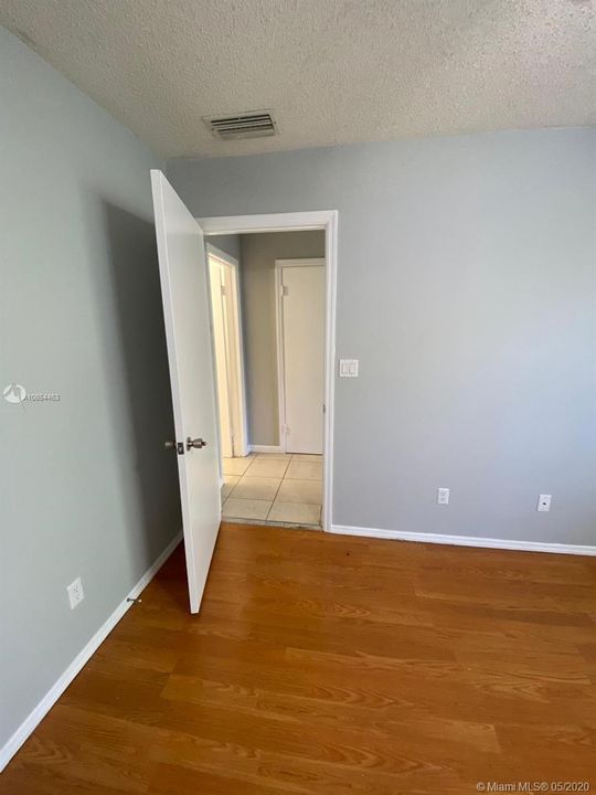Recently Sold: $120,000 (2 beds, 1 baths, 887 Square Feet)