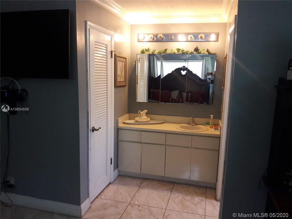Vendido Recientemente: $250,000 (2 camas, 2 baños, 1619 Pies cuadrados)