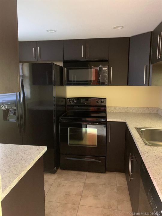 Recently Rented: $1,300 (1 beds, 1 baths, 727 Square Feet)