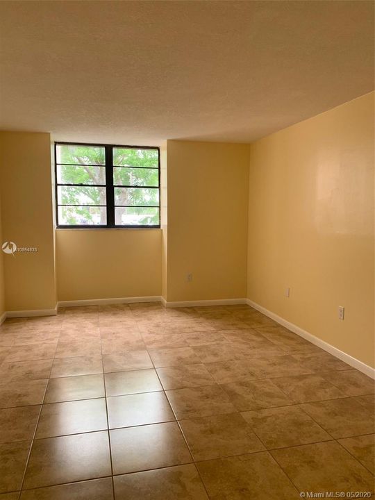 Recently Rented: $1,300 (1 beds, 1 baths, 727 Square Feet)