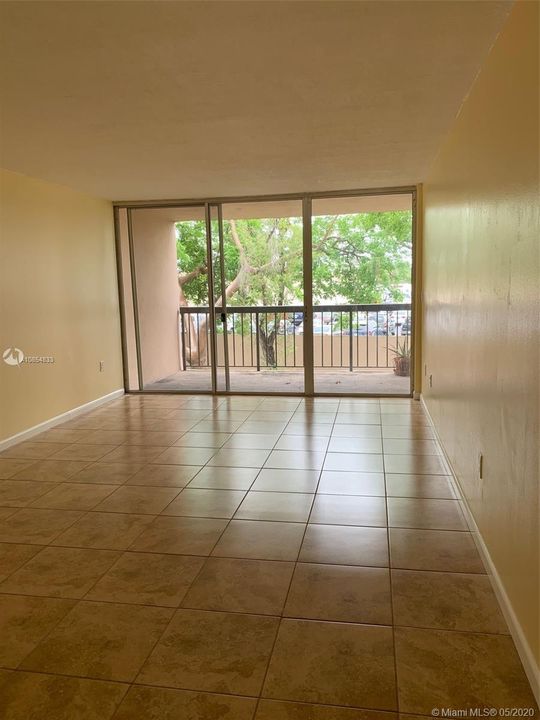 Recently Rented: $1,300 (1 beds, 1 baths, 727 Square Feet)