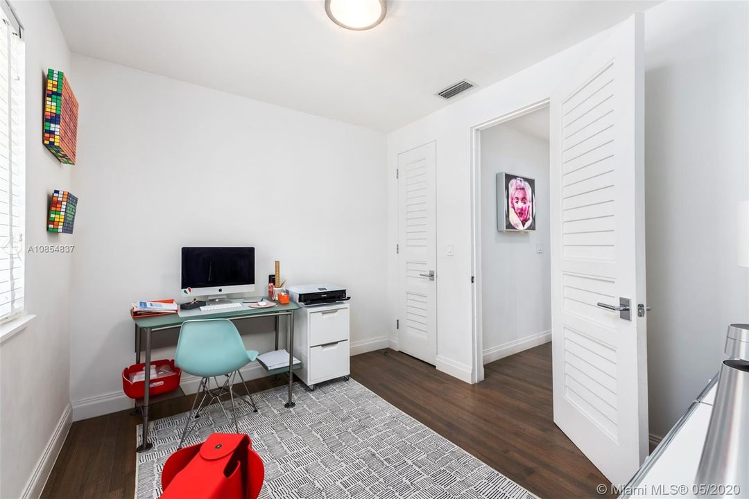 Vendido Recientemente: $2,980,000 (6 camas, 5 baños, 3400 Pies cuadrados)