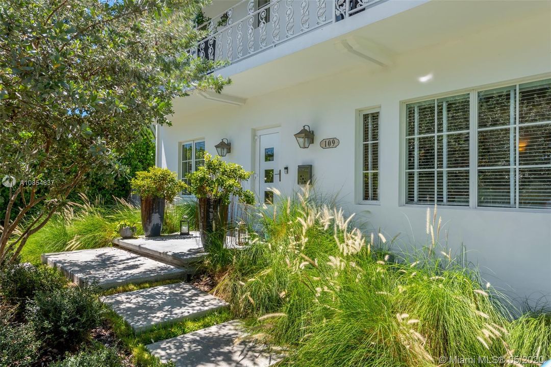 Vendido Recientemente: $2,980,000 (6 camas, 5 baños, 3400 Pies cuadrados)