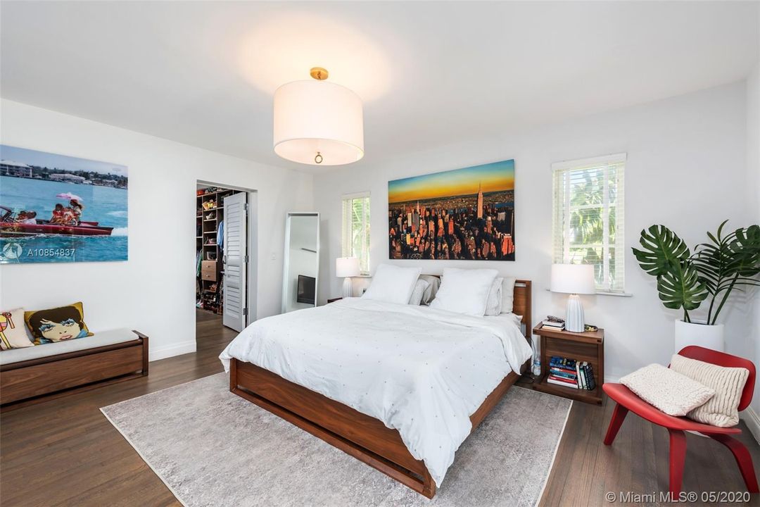 Vendido Recientemente: $2,980,000 (6 camas, 5 baños, 3400 Pies cuadrados)