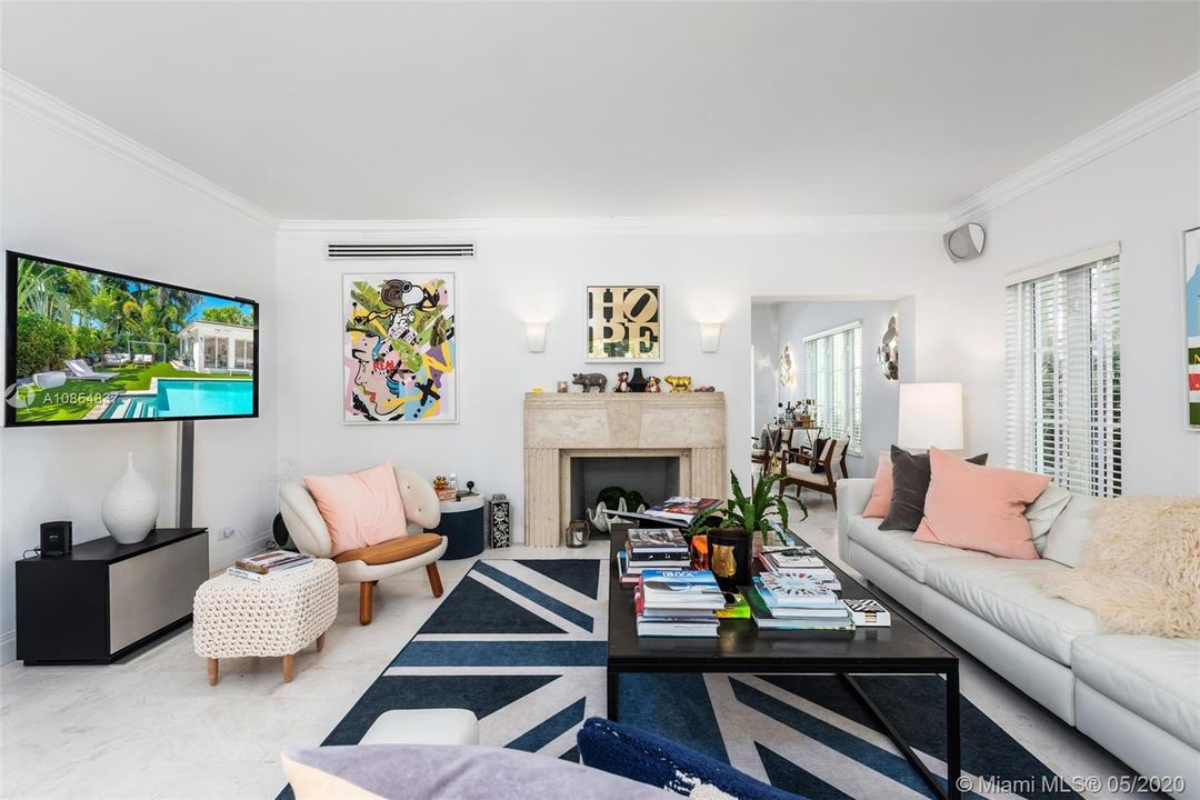 Vendido Recientemente: $2,980,000 (6 camas, 5 baños, 3400 Pies cuadrados)