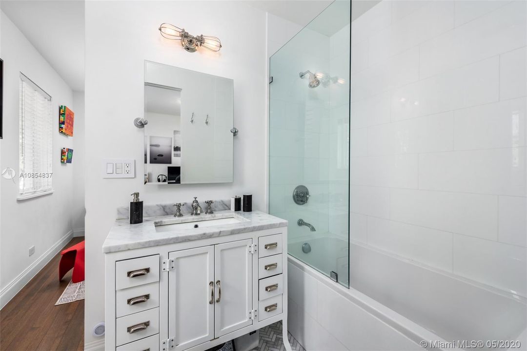 Vendido Recientemente: $2,980,000 (6 camas, 5 baños, 3400 Pies cuadrados)