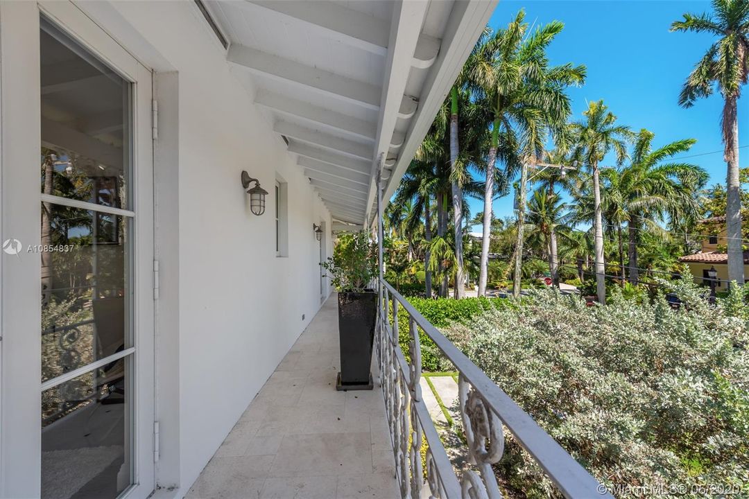 Vendido Recientemente: $2,980,000 (6 camas, 5 baños, 3400 Pies cuadrados)