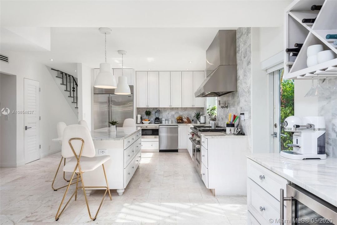 Vendido Recientemente: $2,980,000 (6 camas, 5 baños, 3400 Pies cuadrados)