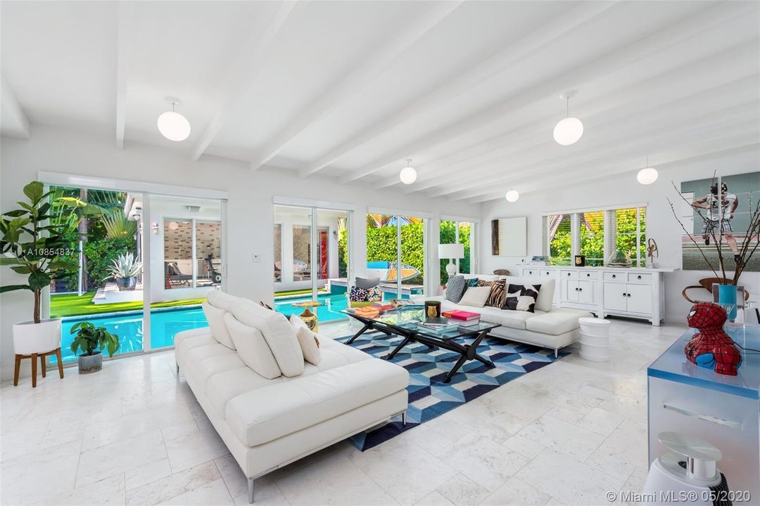 Vendido Recientemente: $2,980,000 (6 camas, 5 baños, 3400 Pies cuadrados)