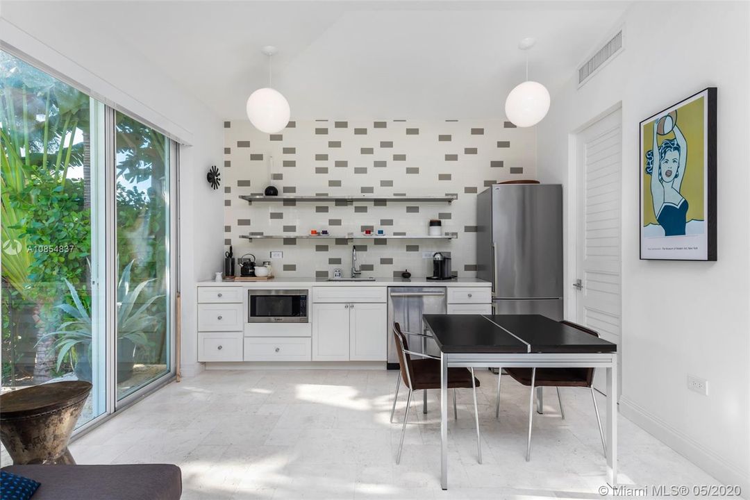 Vendido Recientemente: $2,980,000 (6 camas, 5 baños, 3400 Pies cuadrados)