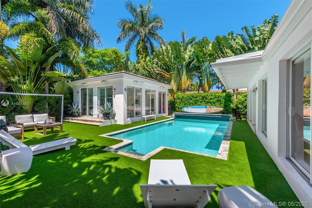 Vendido Recientemente: $2,980,000 (6 camas, 5 baños, 3400 Pies cuadrados)