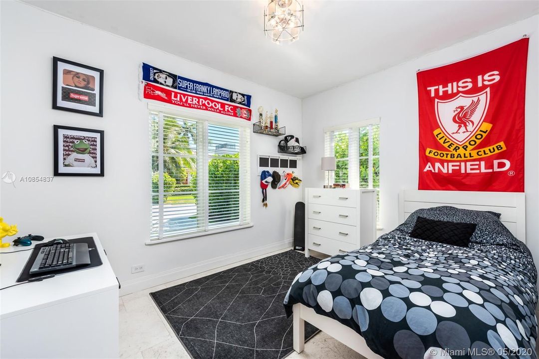 Vendido Recientemente: $2,980,000 (6 camas, 5 baños, 3400 Pies cuadrados)