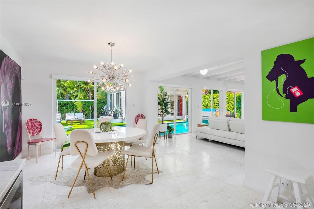 Vendido Recientemente: $2,980,000 (6 camas, 5 baños, 3400 Pies cuadrados)