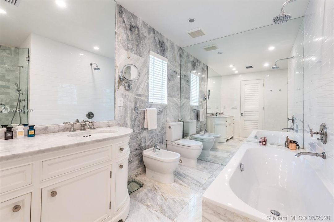 Vendido Recientemente: $2,980,000 (6 camas, 5 baños, 3400 Pies cuadrados)