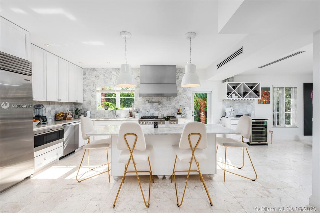 Vendido Recientemente: $2,980,000 (6 camas, 5 baños, 3400 Pies cuadrados)