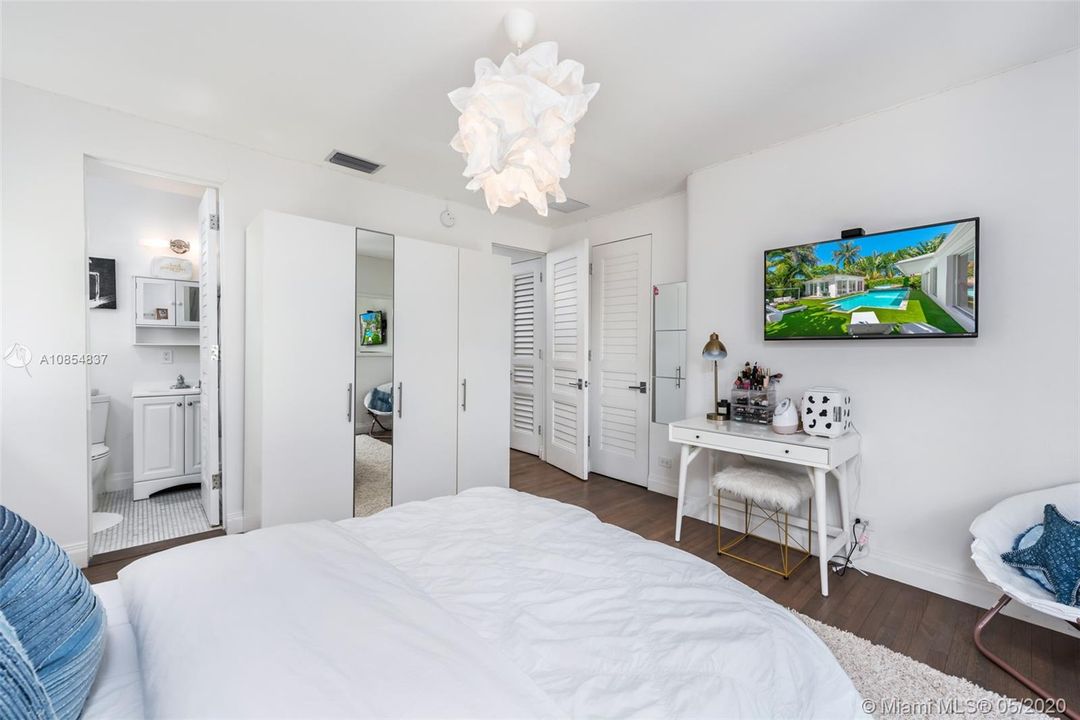 Vendido Recientemente: $2,980,000 (6 camas, 5 baños, 3400 Pies cuadrados)