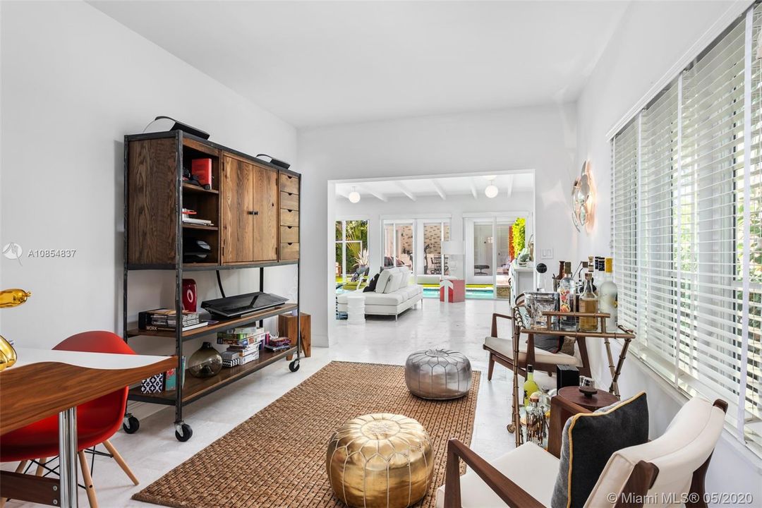 Vendido Recientemente: $2,980,000 (6 camas, 5 baños, 3400 Pies cuadrados)