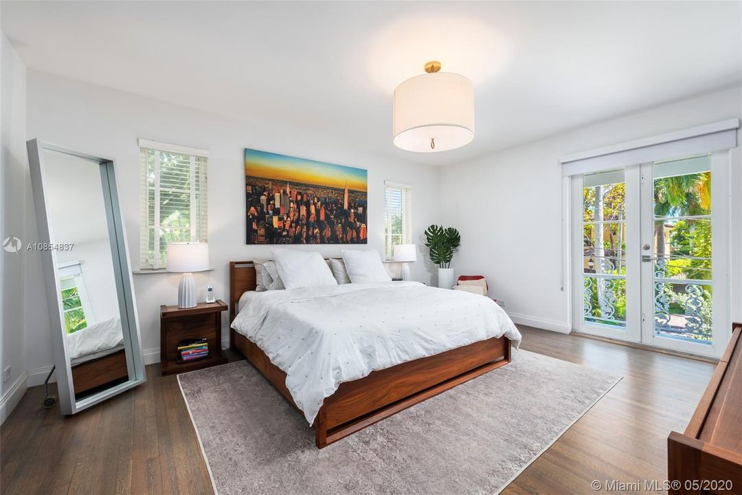 Vendido Recientemente: $2,980,000 (6 camas, 5 baños, 3400 Pies cuadrados)