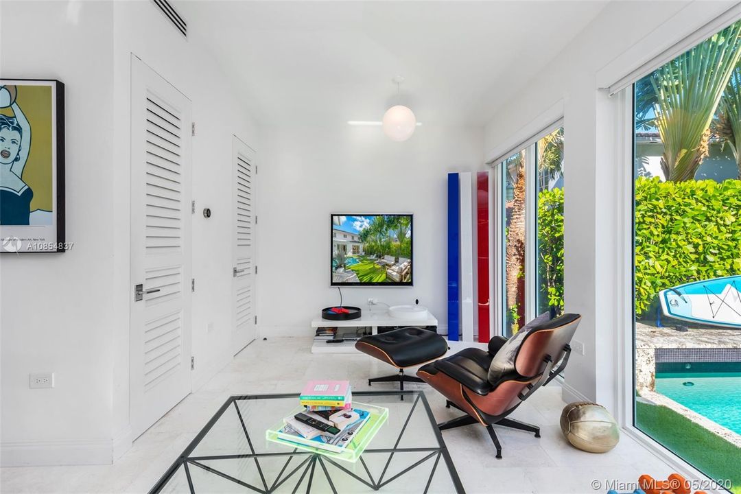 Vendido Recientemente: $2,980,000 (6 camas, 5 baños, 3400 Pies cuadrados)