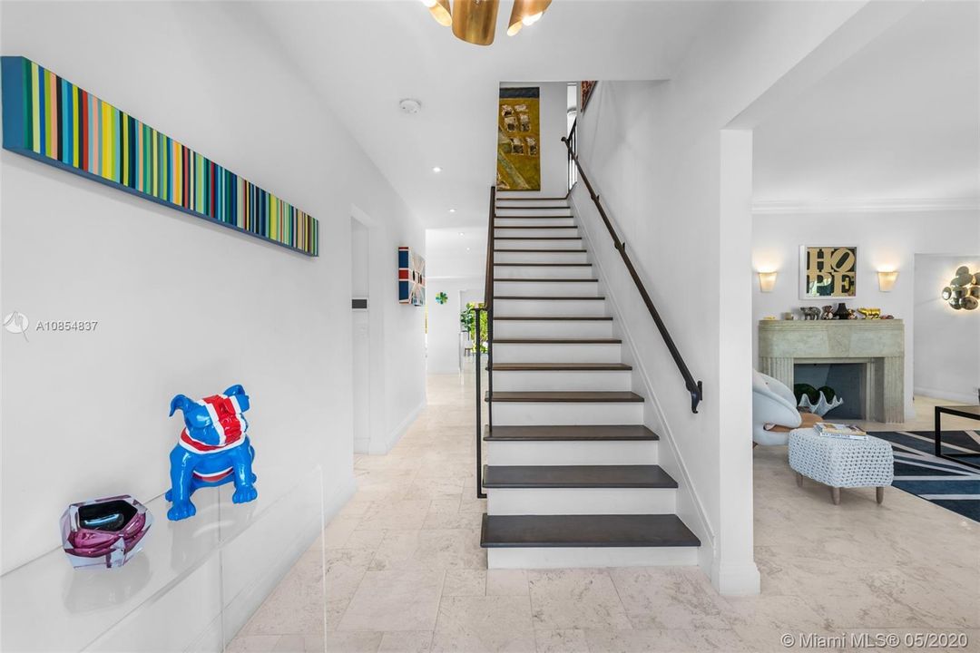 Vendido Recientemente: $2,980,000 (6 camas, 5 baños, 3400 Pies cuadrados)