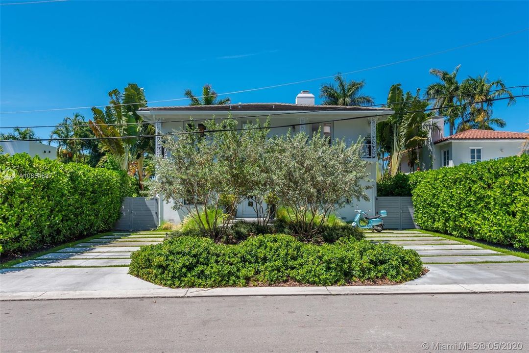 Vendido Recientemente: $2,980,000 (6 camas, 5 baños, 3400 Pies cuadrados)