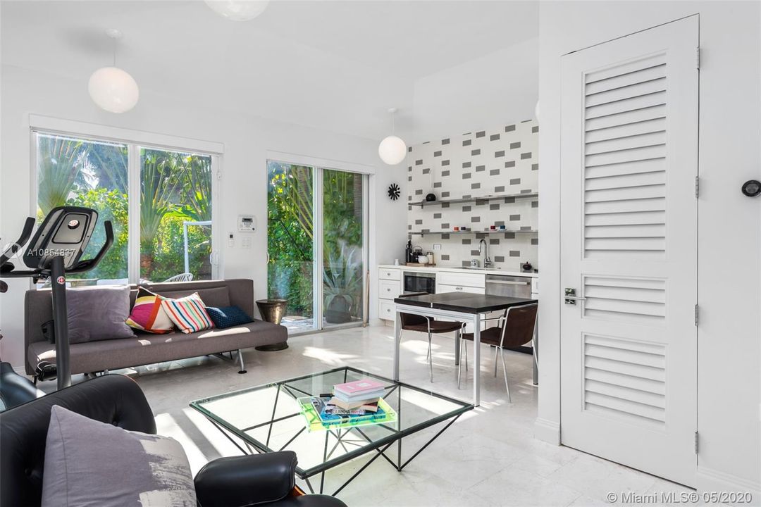 Vendido Recientemente: $2,980,000 (6 camas, 5 baños, 3400 Pies cuadrados)