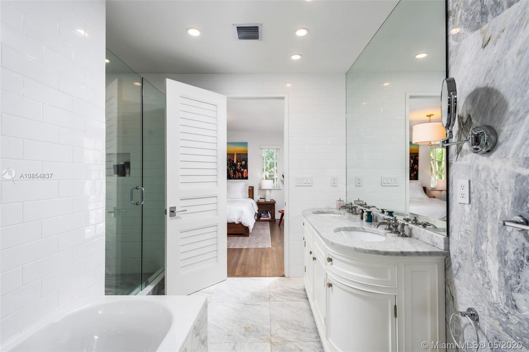 Vendido Recientemente: $2,980,000 (6 camas, 5 baños, 3400 Pies cuadrados)