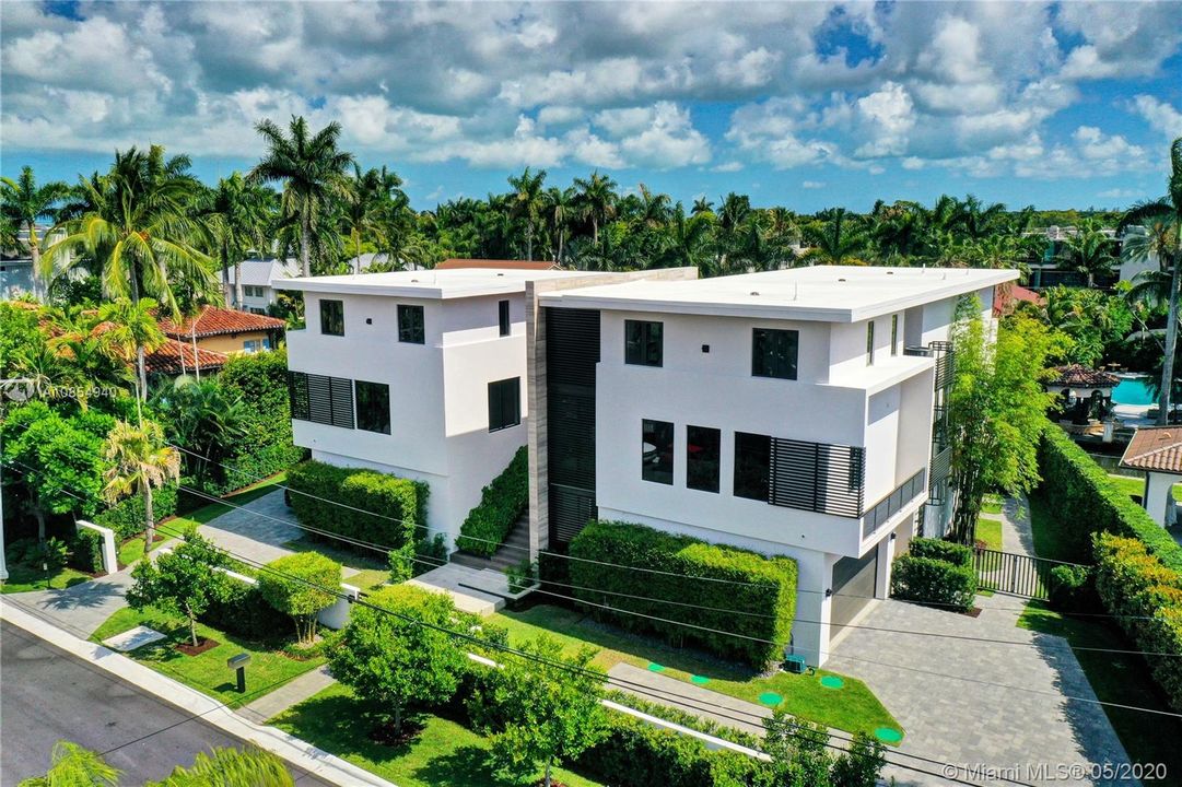 Недавно продано: $7,290,000 (6 спален, 6 ванн, 6405 Квадратных фут)