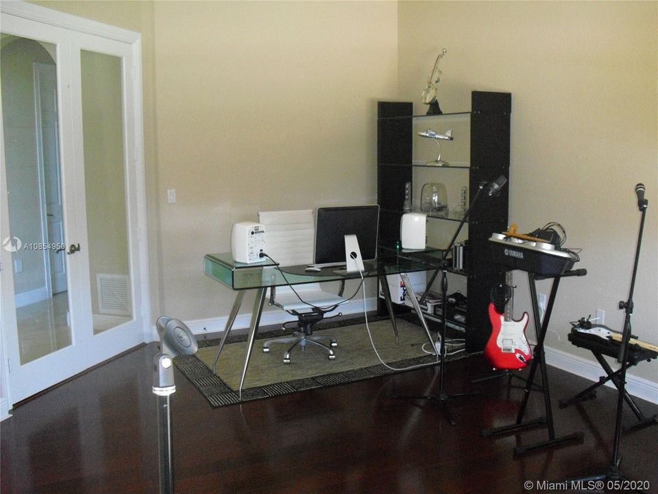 Recently Rented: $6,900 (5 beds, 4 baths, 4339 Square Feet)