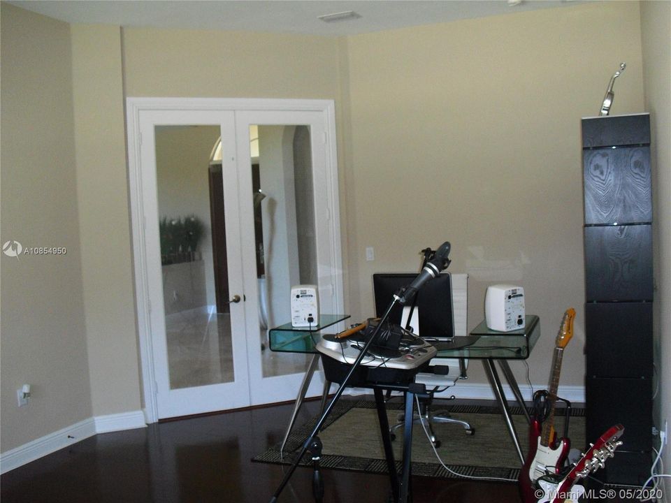 Recently Rented: $6,900 (5 beds, 4 baths, 4339 Square Feet)