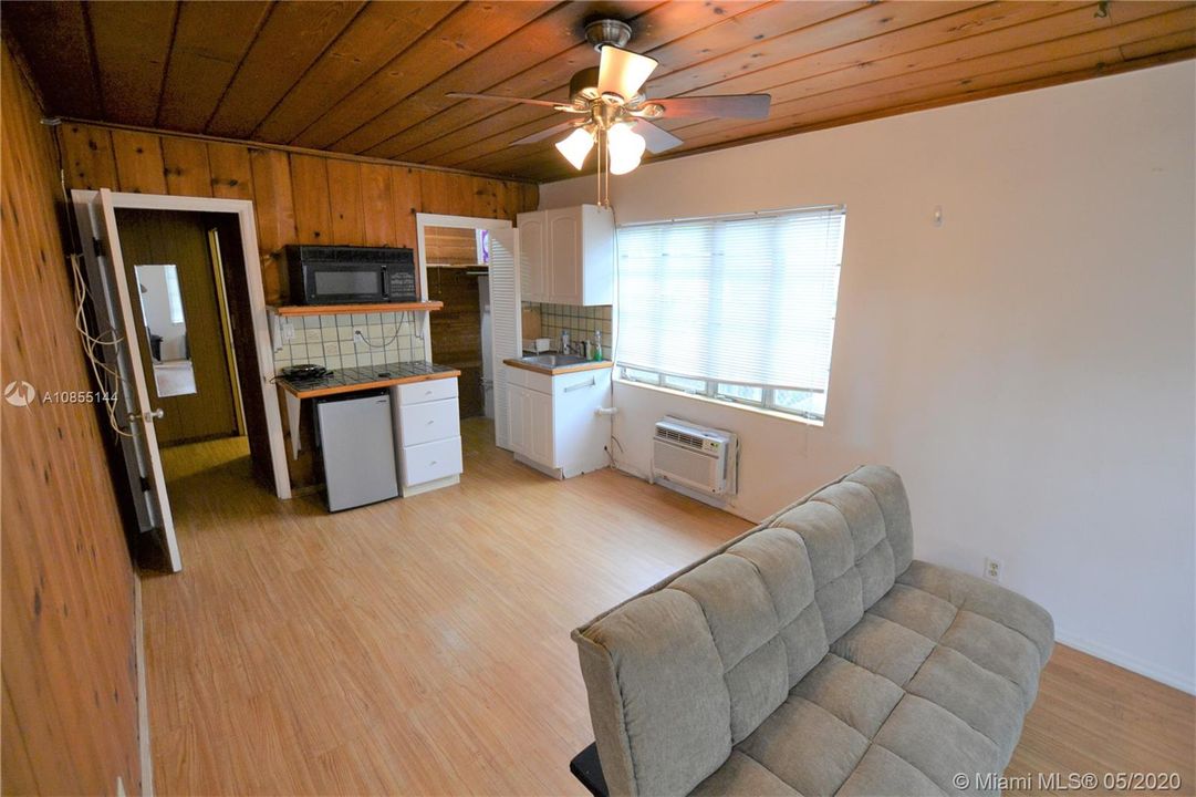 Recently Rented: $925 (0 beds, 1 baths, 490 Square Feet)