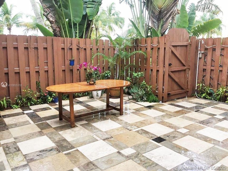 Recently Sold: $275,000 (2 beds, 3 baths, 1470 Square Feet)
