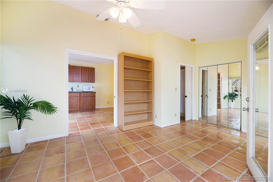 Vendido Recientemente: $355,000 (3 camas, 2 baños, 1470 Pies cuadrados)