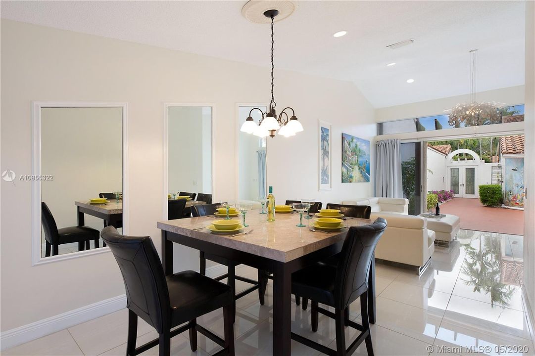 Vendido Recientemente: $355,000 (3 camas, 2 baños, 1470 Pies cuadrados)