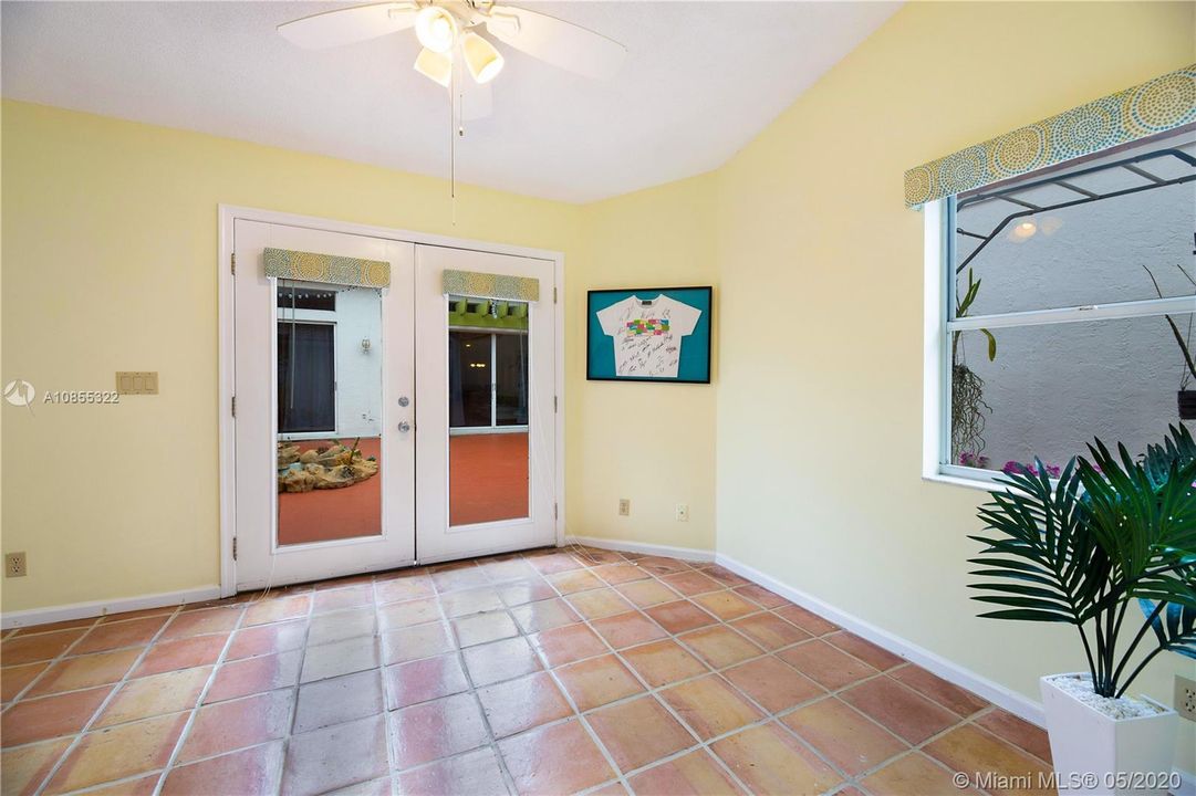 Vendido Recientemente: $355,000 (3 camas, 2 baños, 1470 Pies cuadrados)