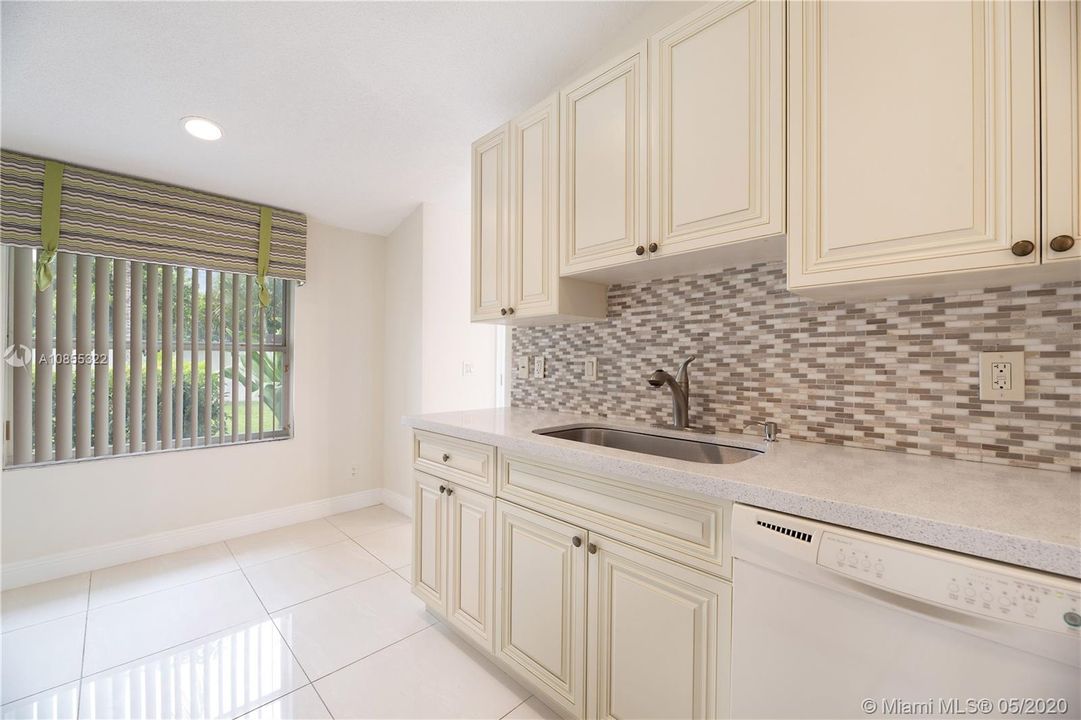Vendido Recientemente: $355,000 (3 camas, 2 baños, 1470 Pies cuadrados)