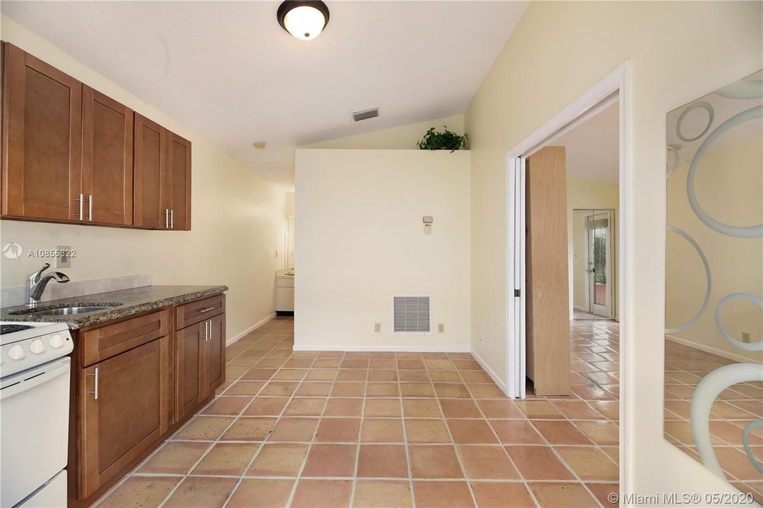 Vendido Recientemente: $355,000 (3 camas, 2 baños, 1470 Pies cuadrados)